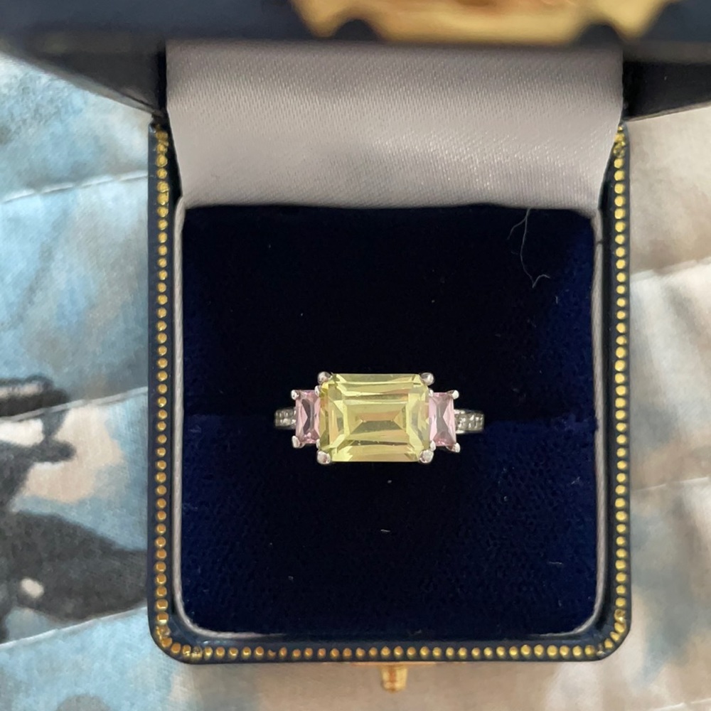 Costume ring w/emerald shape stones! Sz 8